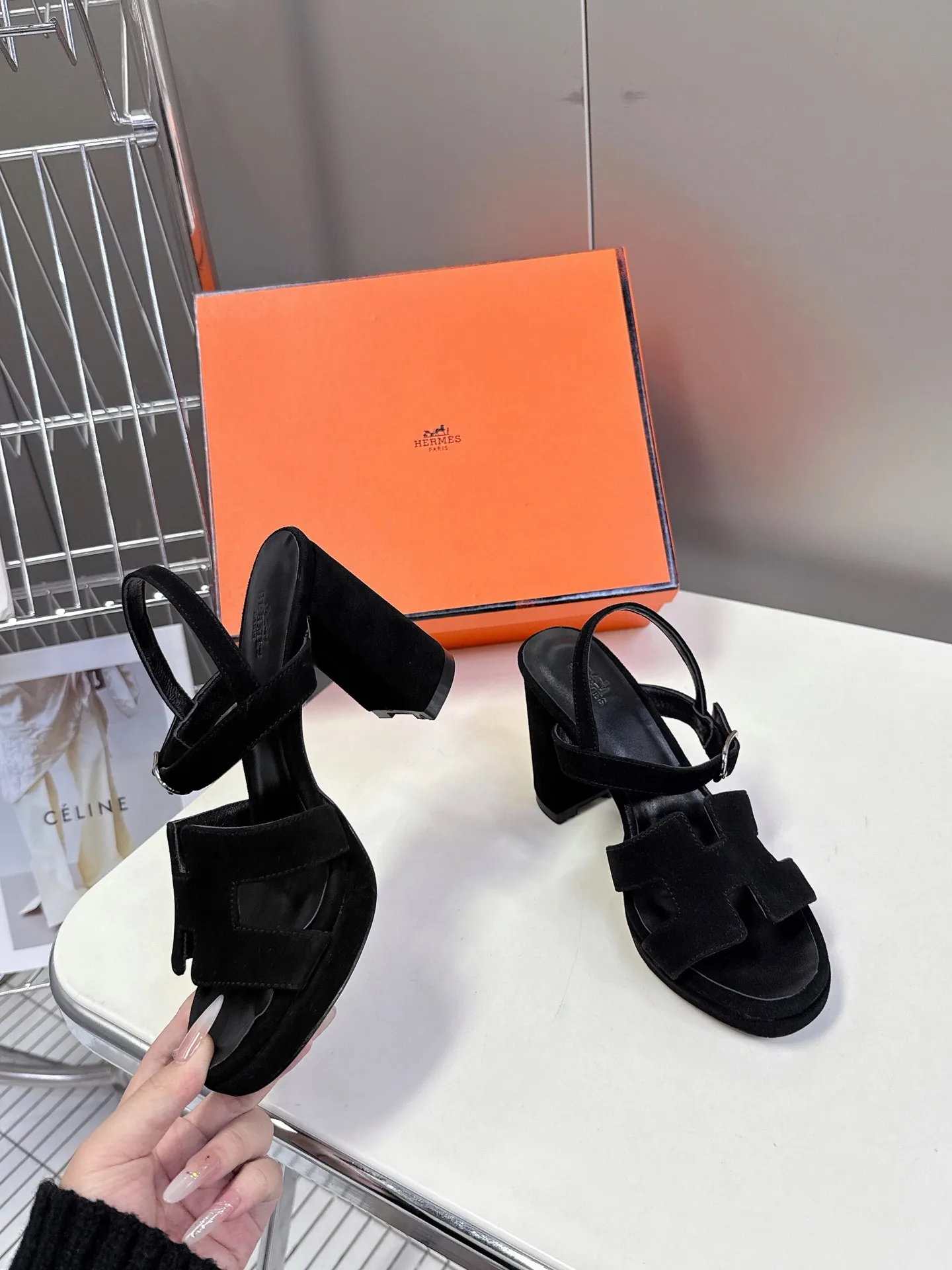 👟👟Ex-factory price 620👟👟 Hermès new spring and summer high-heeled sandals 🧡Upper: imported first-layer suede cowhide, mixed lambskin for feet, original leather outsole. You get what you pay for, genuine materials, whether it is leather, last shape, sole, or craftsmanship, all are consistent with ZP❗️ 🧡Suede high-heeled sandals, classic "H"-shaped upper with flexible ankle strap to highlight the slender ankle, about 9 cm high heels to reshape the body shape, genuine leather soles to enhance style, simple and smooth design, creating a fashionable and feminine look.  🧡Size: 35-39 yards (40 can be customized with no return or exchange) 🧡Color: multi-color 🧡Heel height: about 9 cm at the heel and 2 cm at the bottom
